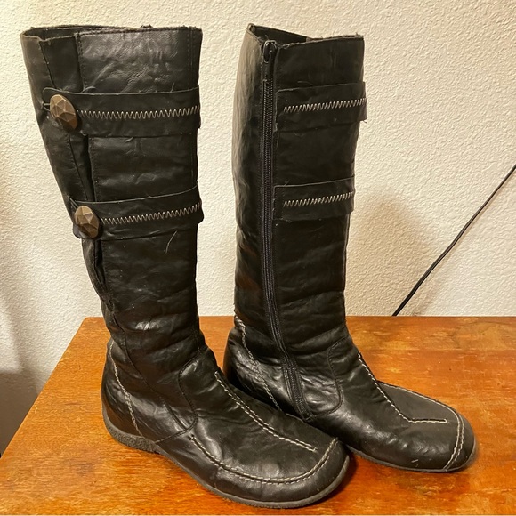 Rieker size 40 tall black flat boots with button detail - Picture 2 of 8